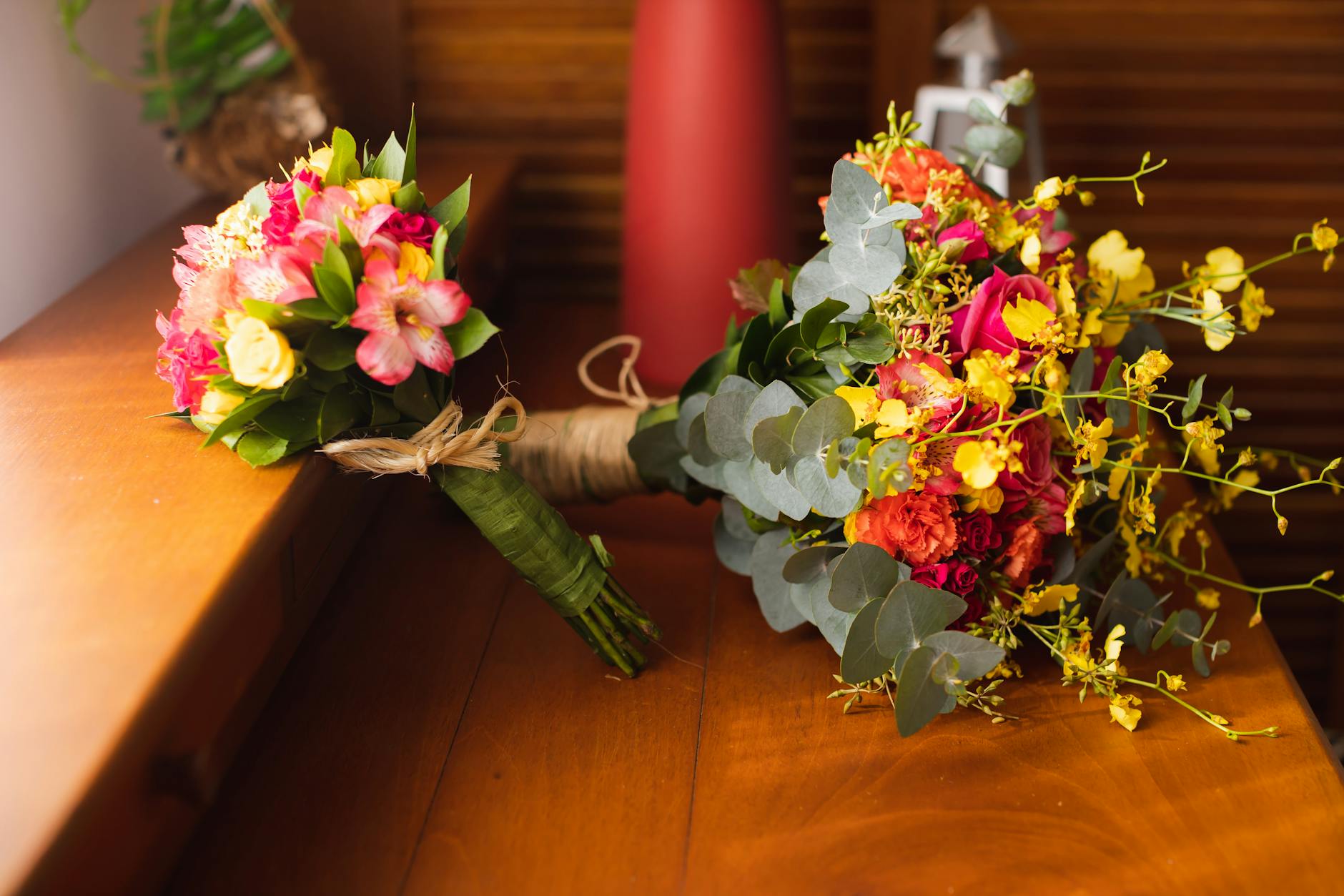 Zwei elegante Blumensträuße auf einer Holzoberflaeche